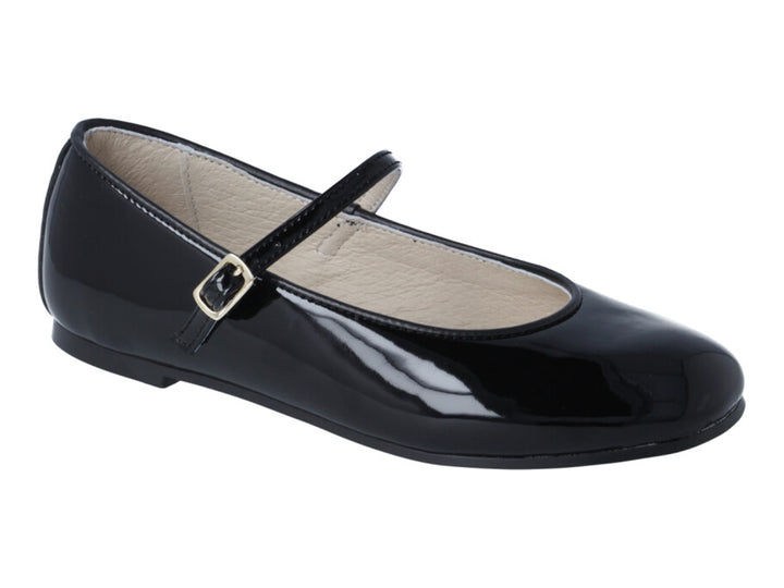 Zapato infantil de charol negro con correa y hebilla metálica sobre fondo blanco.