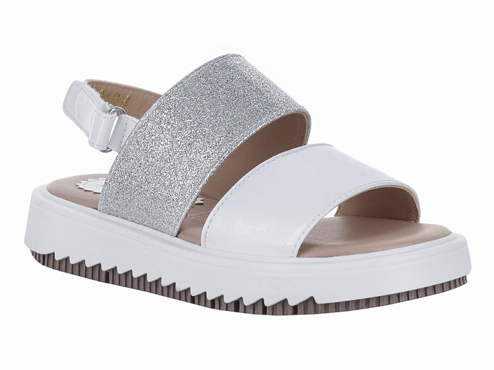 Sandalias para niña marca Karsten en color plata y blanco con suela de plataforma blanca dentada.
