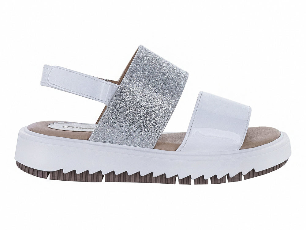 Sandalias para niña marca Karsten en color plata y blanco con suela de plataforma blanca dentada.