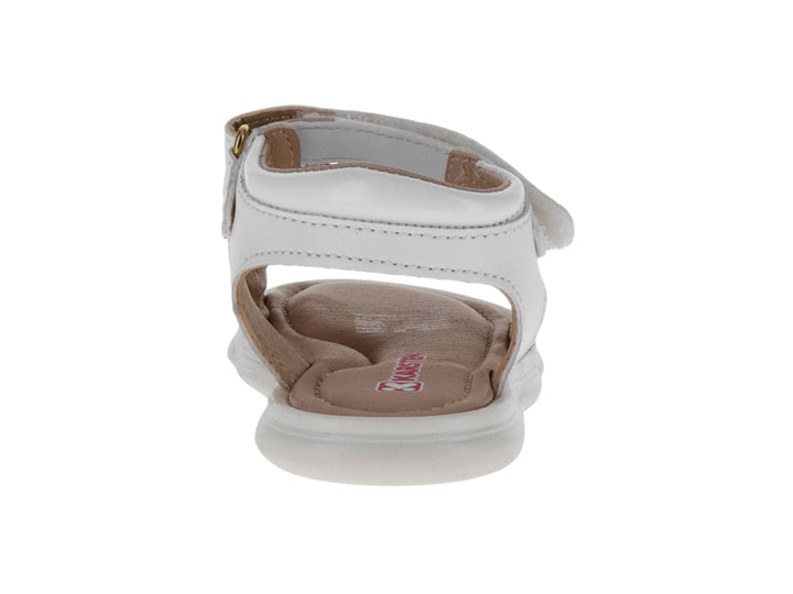 Sandalias blancas para niña con detalle de moño rojo y correa ajustable.