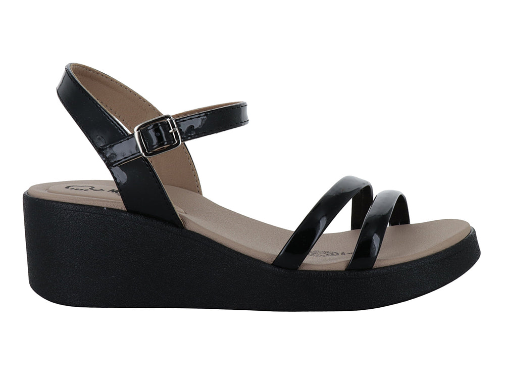 Sandalia de plataforma color negro con acabado en charol brillante y correa ajustable al tobillo.