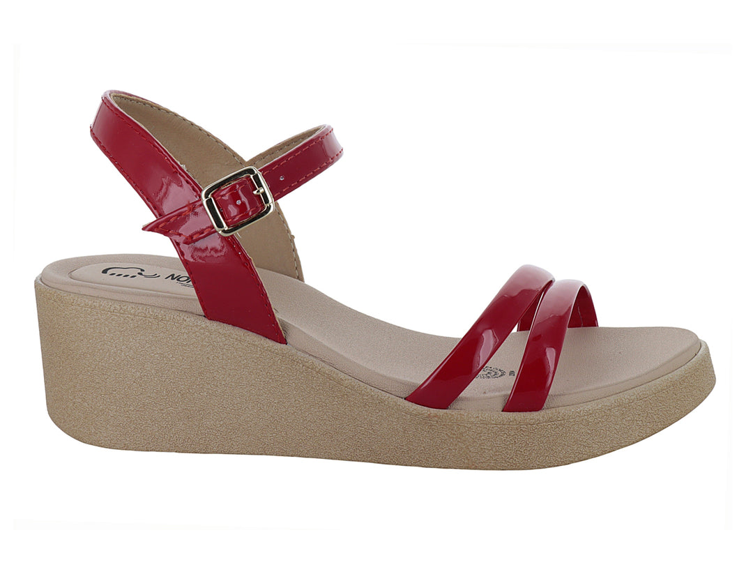 Sandalia roja de charol con plataforma beige y correa ajustable al tobillo.