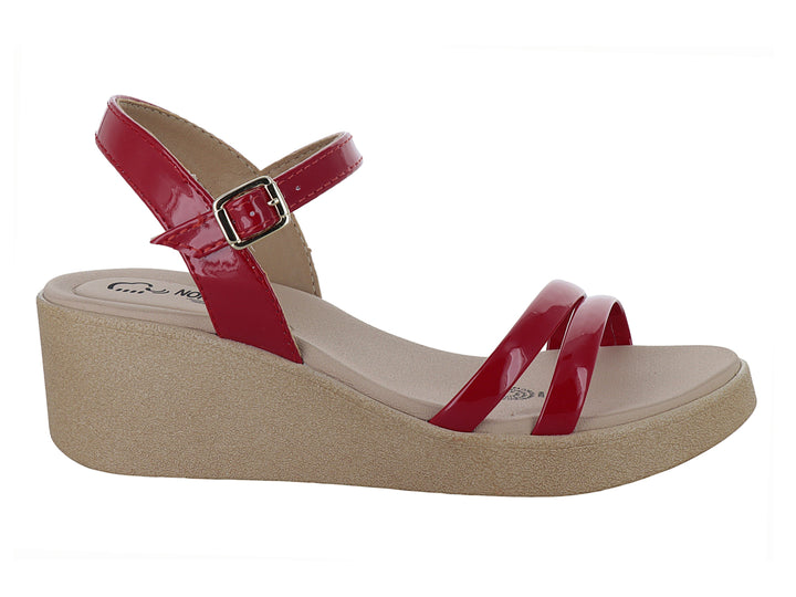 Sandalia roja de charol con plataforma beige y correa ajustable al tobillo.