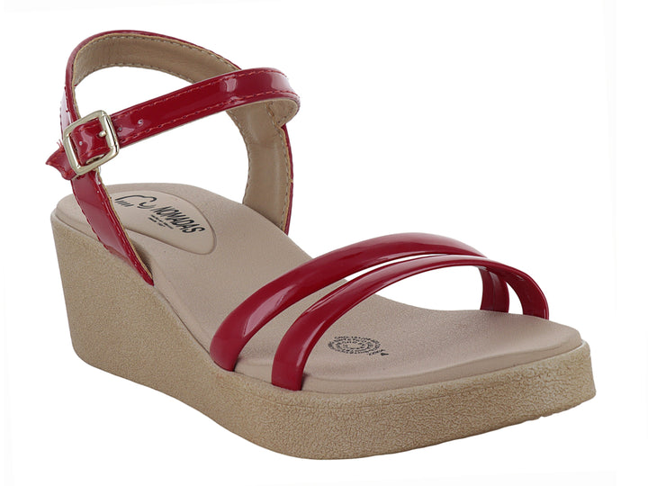 Sandalia roja de charol con plataforma beige y correa ajustable al tobillo.