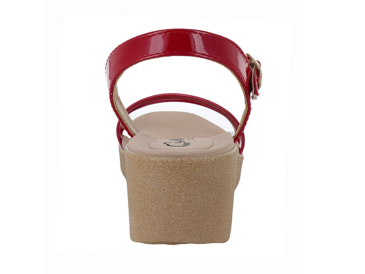 Sandalia roja de charol con plataforma beige y correa ajustable al tobillo.