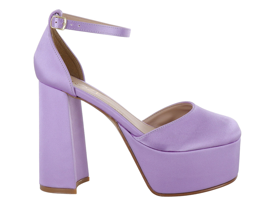 Zapato de tacón plataforma color lavanda con acabado satinado y correa ajustable al tobillo.