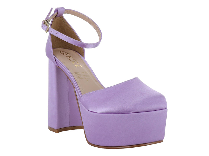 Zapato de tacón plataforma color lavanda con acabado satinado y correa ajustable al tobillo.