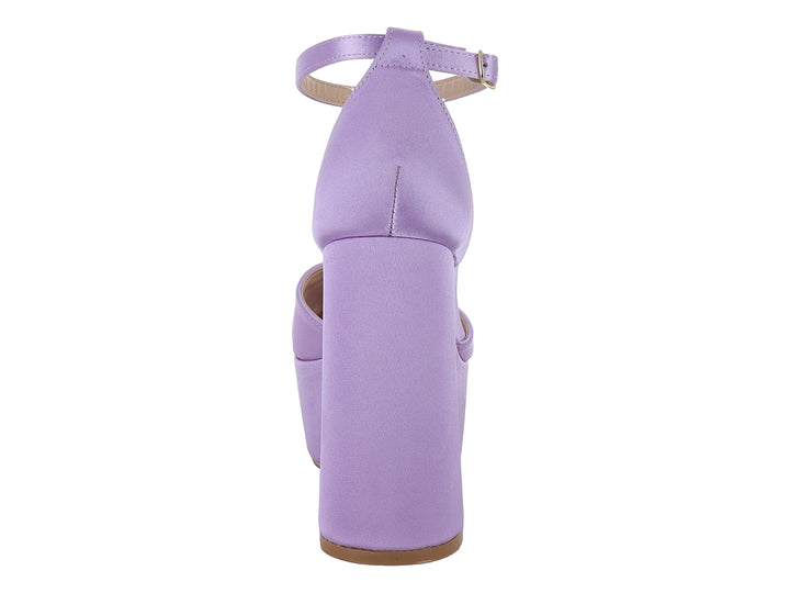 Zapato de tacón plataforma color lavanda con acabado satinado y correa ajustable al tobillo.