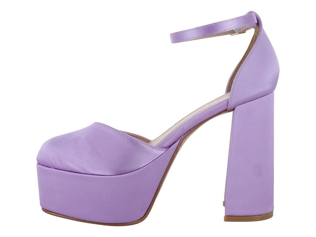 Zapato de tacón plataforma color lavanda con acabado satinado y correa ajustable al tobillo.