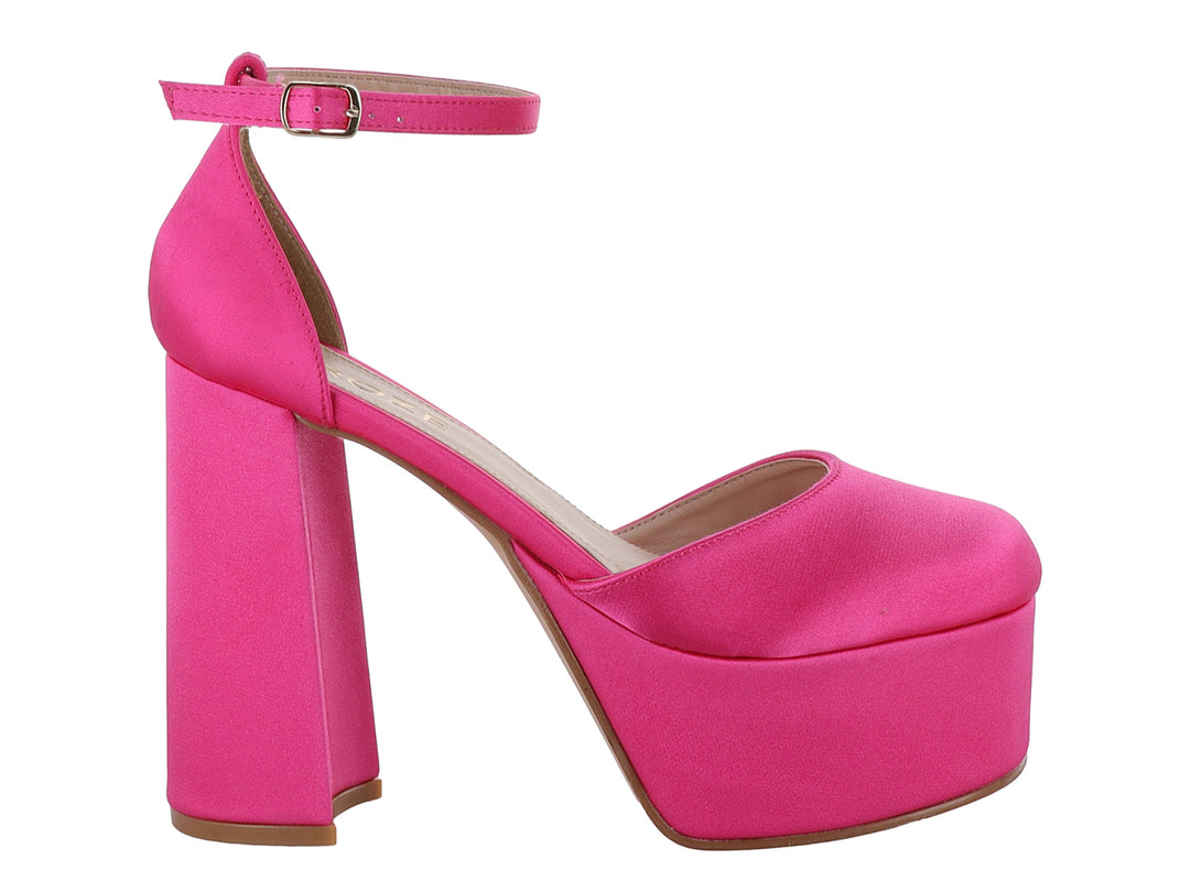 Zapato de tacón alto y plataforma en color pitaya con correa ajustable al tobillo.