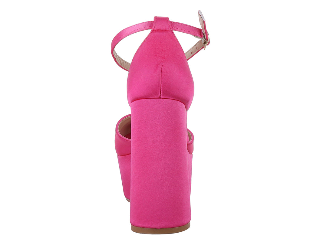 Zapato de tacón alto y plataforma en color pitaya con correa ajustable al tobillo.