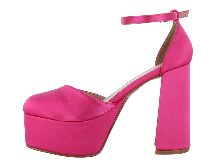 Zapato de tacón alto y plataforma en color pitaya con correa ajustable al tobillo.
