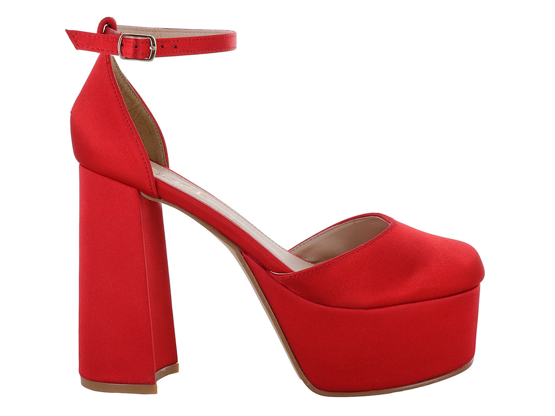 Zapato de tacón alto y plataforma en color rojo con correa ajustable al tobillo.