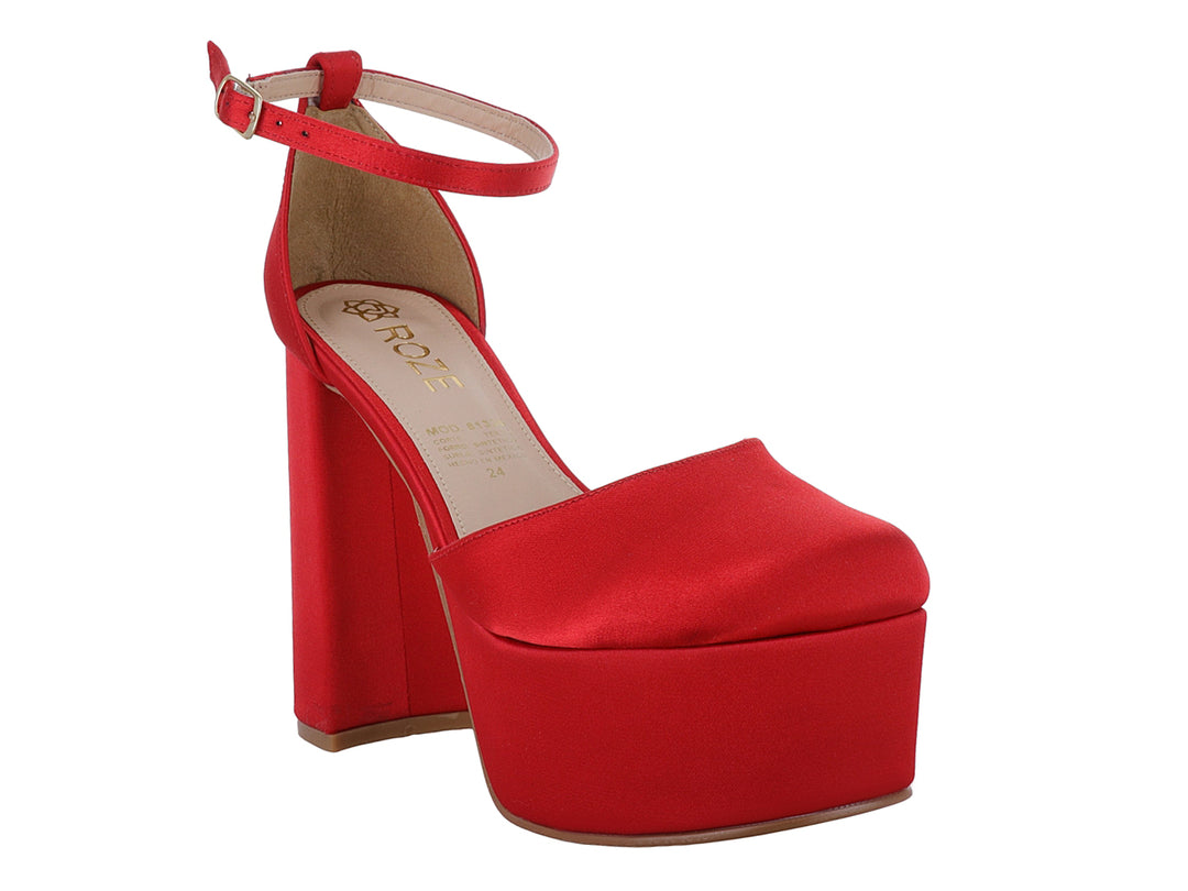 Zapato de tacón alto y plataforma en color rojo con correa ajustable al tobillo.