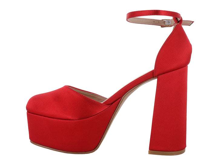 Zapato de tacón alto y plataforma en color rojo con correa ajustable al tobillo.
