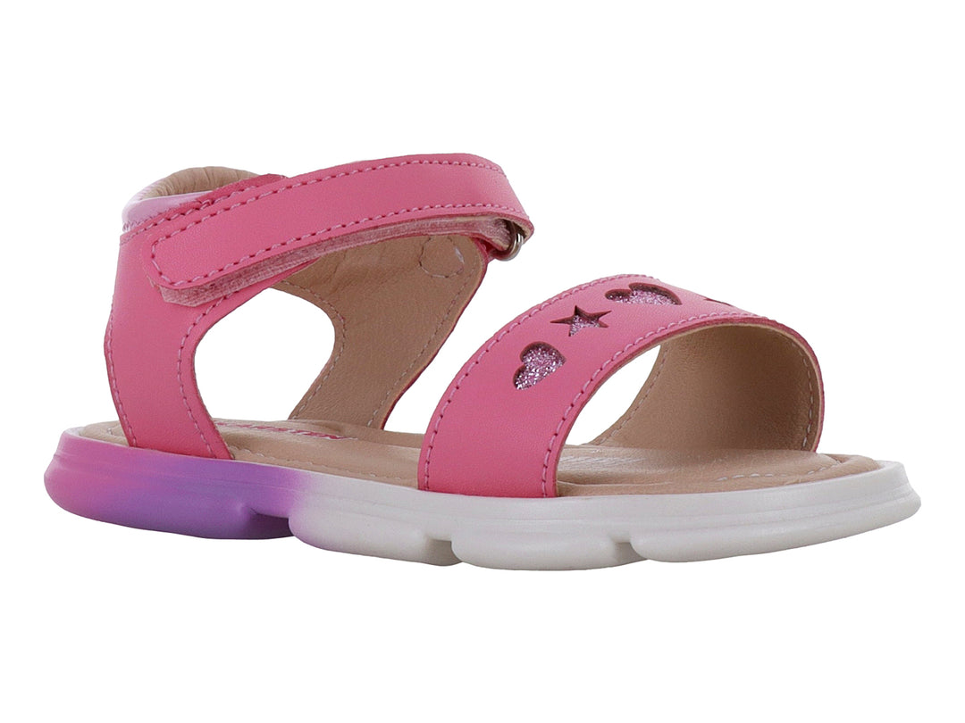 Sandalia rosa para niña con detalles de corazones brillantes y suela blanca con degradado morado.