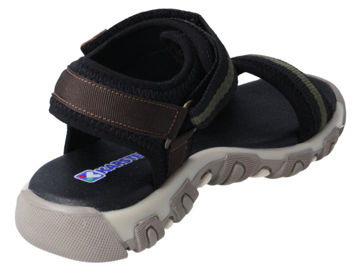Sandalia infantil Karsten color negro con detalles en verde oliva y suela beige.
