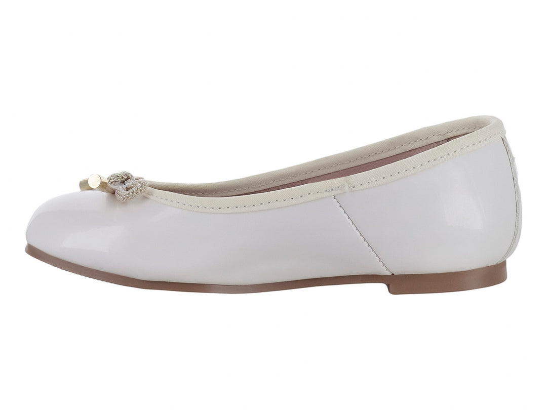 Zapato tipo ballerina para niña en color hueso con acabado brillante y detalle de moño dorado al frente.