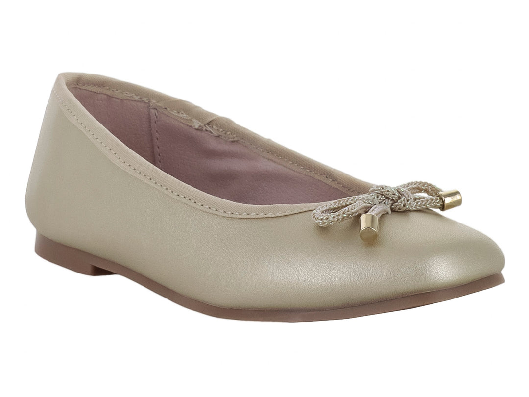Zapato tipo ballerina color oro con detalle de moño decorativo para niña.