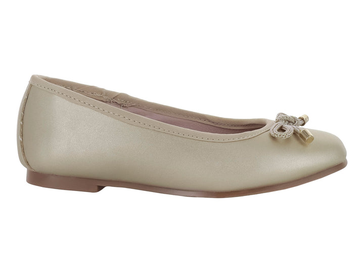 Zapato tipo ballerina color oro con detalle de moño decorativo para niña.