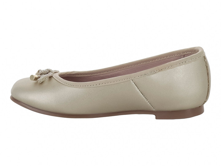 Zapato tipo ballerina color oro con detalle de moño decorativo en la punta para niña.