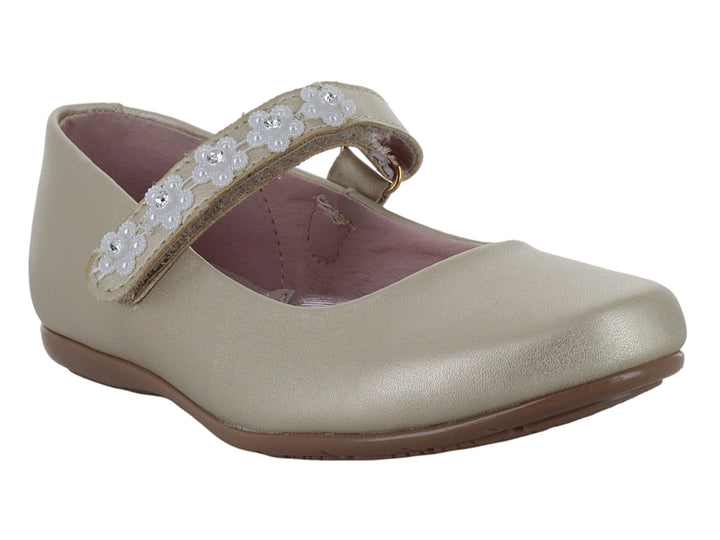 Zapato plano color oro para niña con correa decorada con flores blancas brillantes.