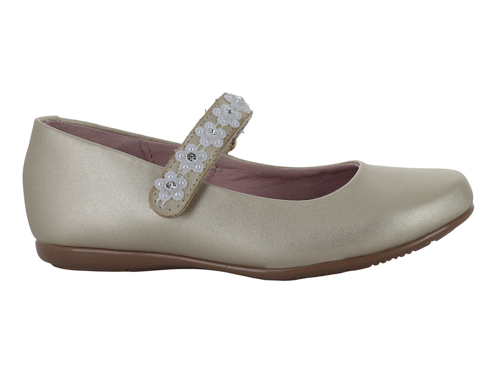 Zapato plano color oro para niña con correa decorada con flores blancas brillantes.