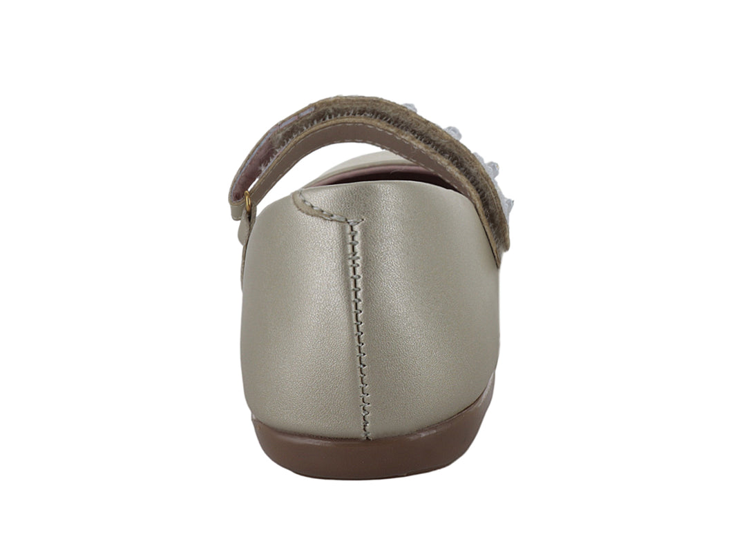Zapato plano color oro para niña con correa decorada con flores blancas brillantes.