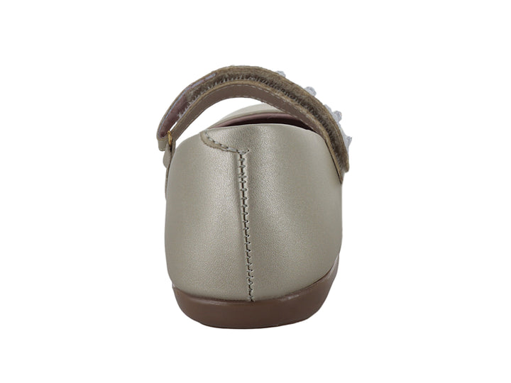 Zapato plano color oro para niña con correa decorada con flores blancas brillantes.