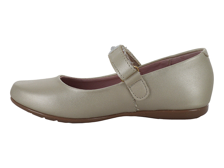 Zapato plano color oro para niña con correa decorada con flores blancas brillantes.