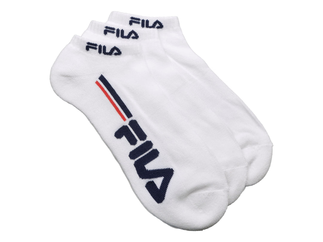 Paquete de tres pares de calcetines cortos blancos marca FILA con logotipo azul y rojo en el empeine.
