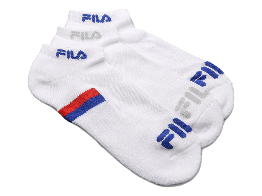 Paquete de tres pares de calcetines cortos blancos marca Fila con detalles en azul y rojo.