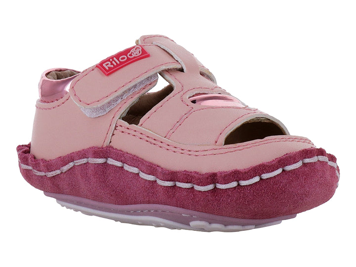 Sandalia para bebé en color rosa combinado con detalles en rosa oscuro y costuras blancas.
