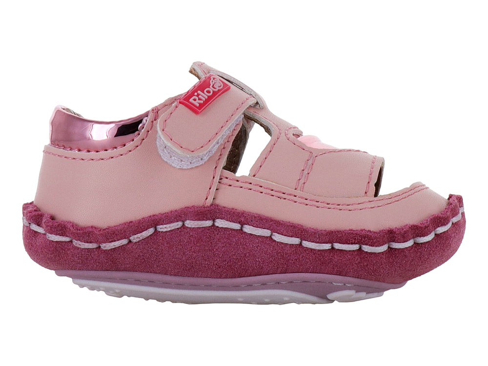 Sandalia para bebé en color rosa combinado con detalles en rosa oscuro y costuras blancas.