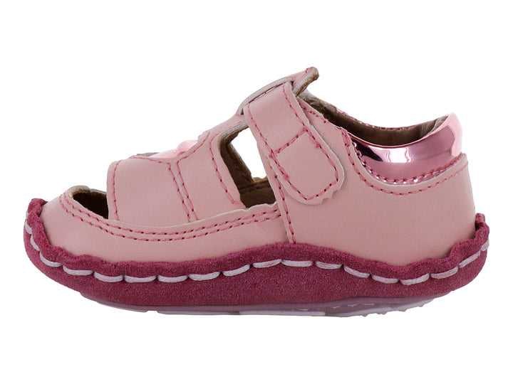 Sandalia para bebé en color rosa combinado con detalles en rosa oscuro y costuras blancas.