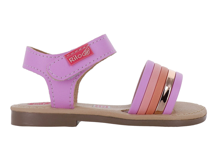 Sandalia plana para bebé en tonos rosa y morado con una tira dorada y correa ajustable.