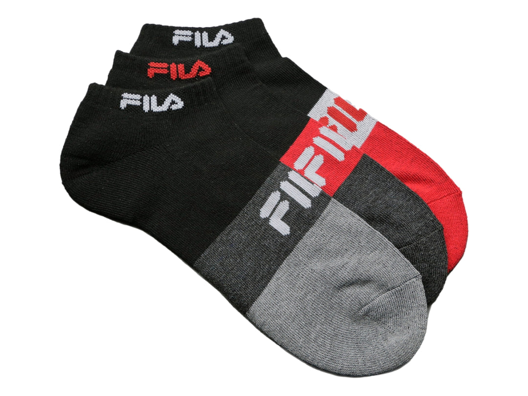 Paquete de tres pares de calcetines FILA con diseño de bloques de colores en negro, gris y rojo.