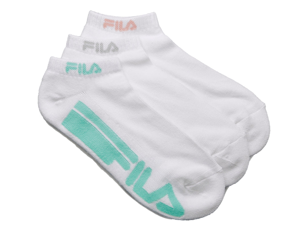Paquete de tres pares de calcetines cortos blancos marca FILA con logotipos en colores contrastantes.