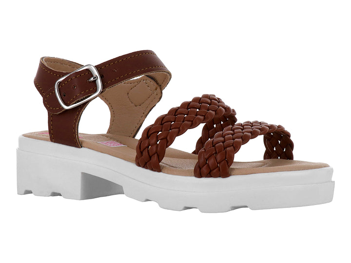 Sandalia color camel con tiras trenzadas, hebilla plateada y suela blanca de plataforma.