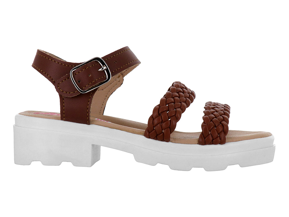 Sandalia color camel con tiras trenzadas, hebilla plateada y suela blanca de plataforma.