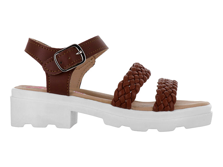 Sandalia color camel con tiras trenzadas, hebilla plateada y suela blanca de plataforma.