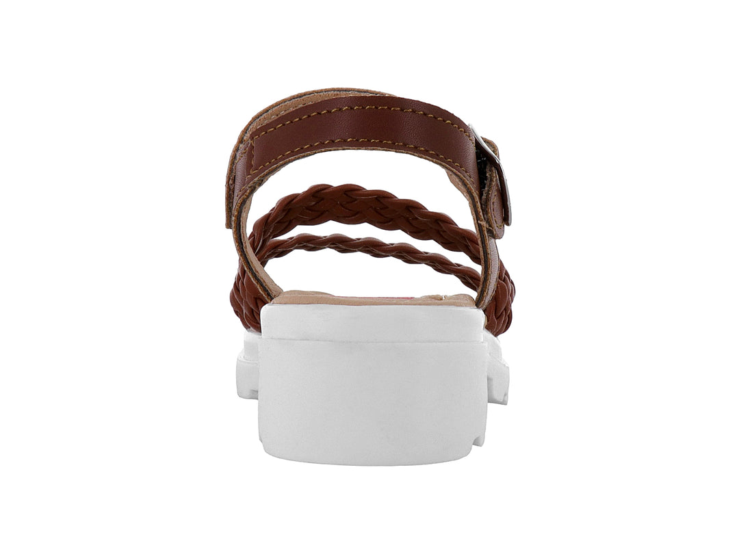 Sandalia color camel con tiras trenzadas, hebilla plateada y suela blanca de plataforma.