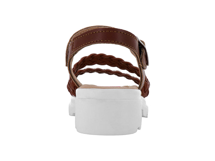 Sandalia color camel con tiras trenzadas, hebilla plateada y suela blanca de plataforma.