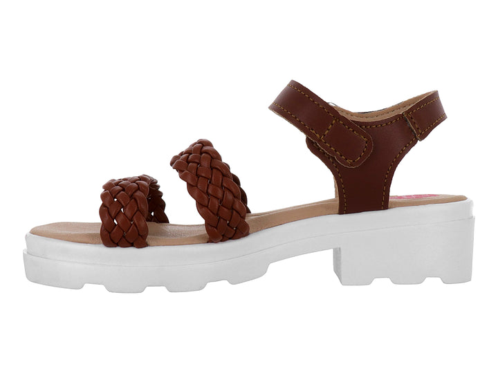 Sandalia color camel con tiras trenzadas, hebilla plateada y suela blanca de plataforma.