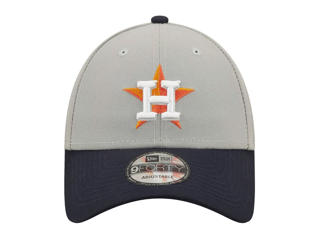 Gorra New Era 9FORTY con corona gris, visera azul marino y logotipo bordado de Houston Astros en el centro.