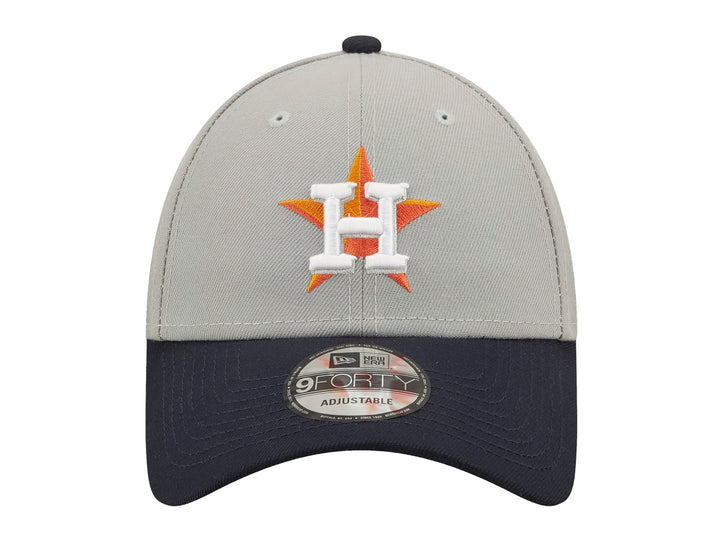 Gorra New Era 9FORTY con corona gris, visera azul marino y logotipo bordado de Houston Astros en el centro.