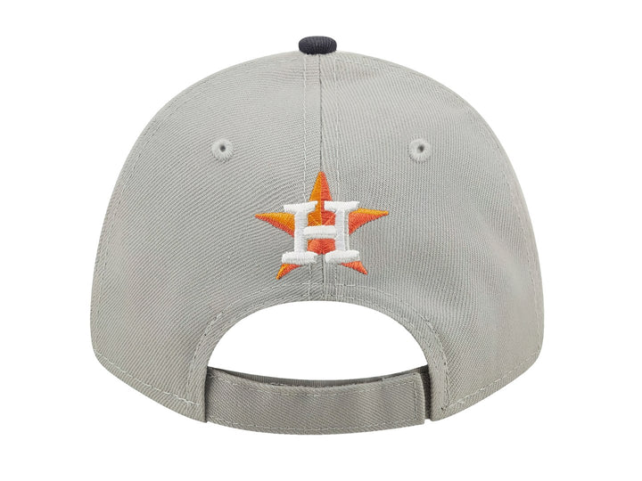 Gorra New Era 9FORTY con corona gris, visera azul marino y logotipo bordado de Houston Astros en el centro.
