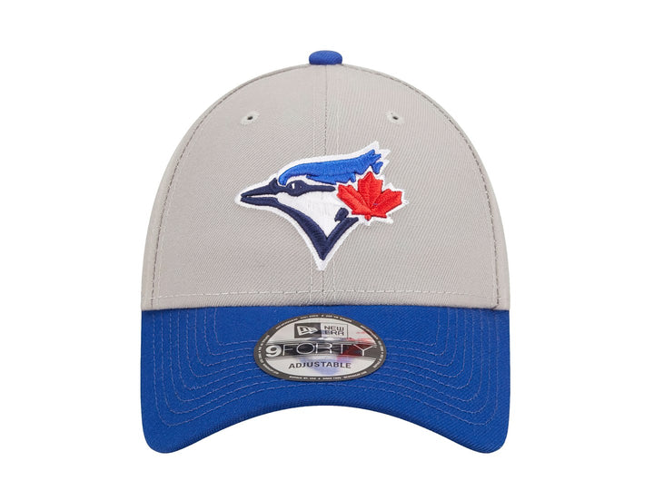Gorra New Era de los Toronto Blue Jays con corona gris, visera azul y logotipo bordado al frente.