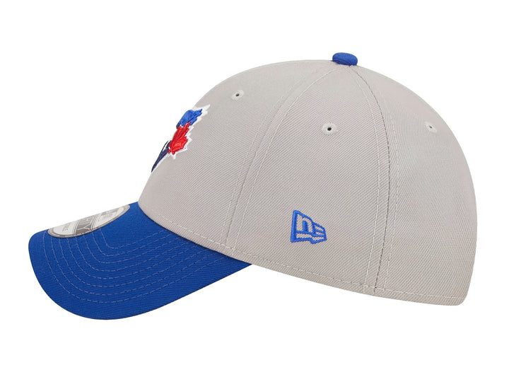 Gorra New Era de los Toronto Blue Jays con corona gris, visera azul y logotipo bordado al frente.
