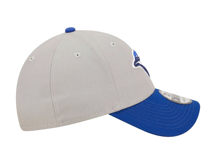 Gorra New Era de los Toronto Blue Jays con corona gris, visera azul y logotipo bordado al frente.
